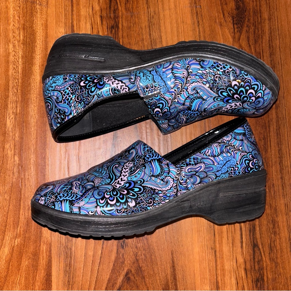Stylish Blue Patterned Women's Mules Scrubs